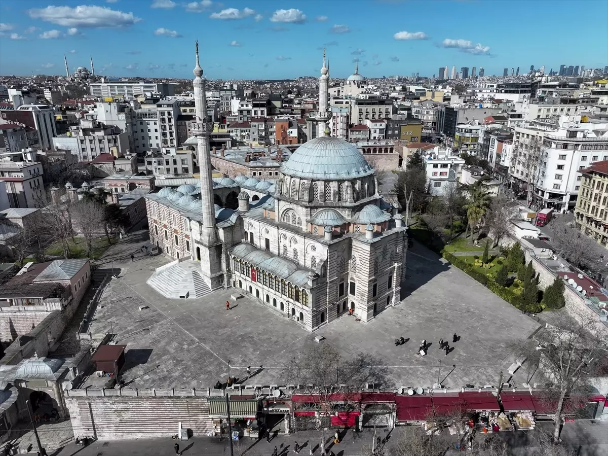 Laleli Camisi\'nin Tarihi ve Mimari Özellikleri