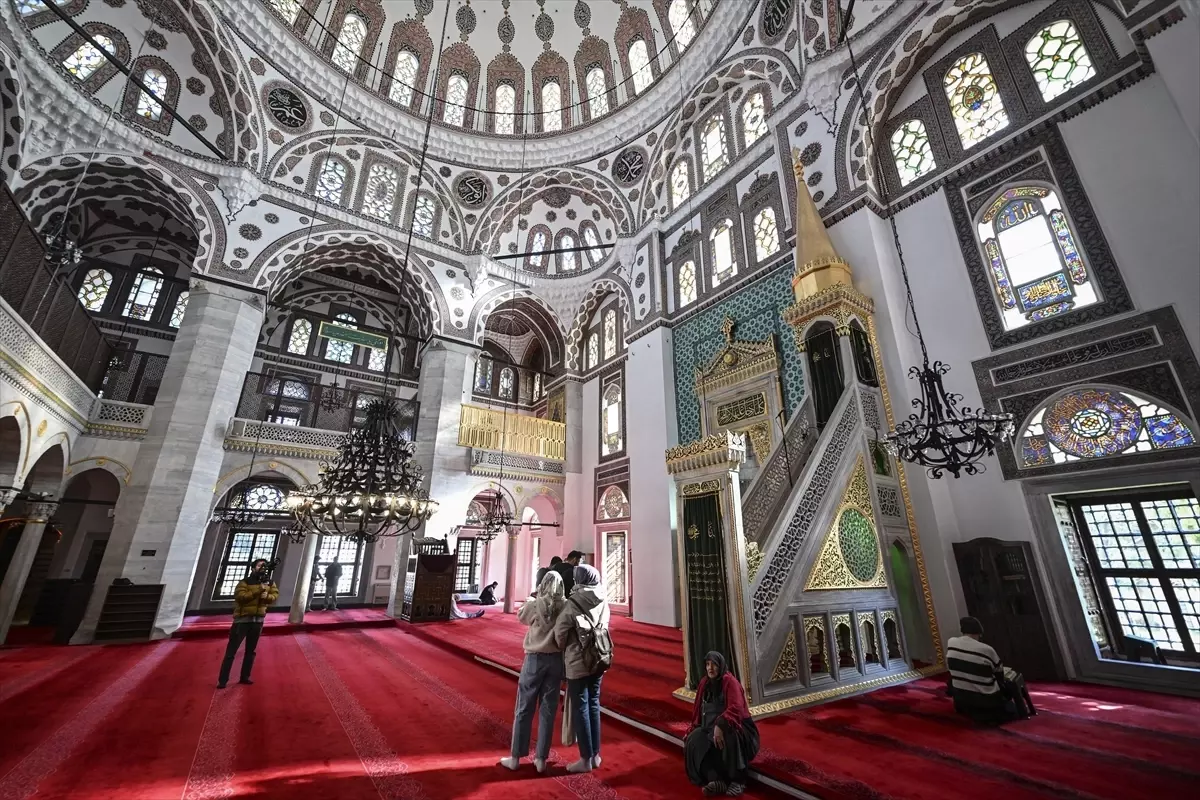 Valide-i Cedid Camisi: Osmanlı Mimarisi ve Lale Devri\'nin Buluşması