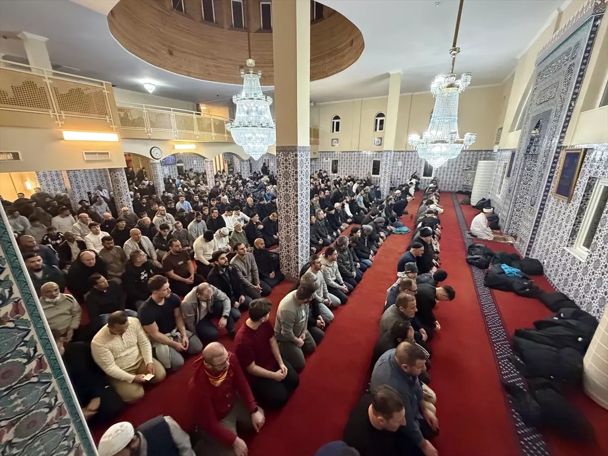 İsveç\'te Ramazan Coşkusu İle Teravih Namazı