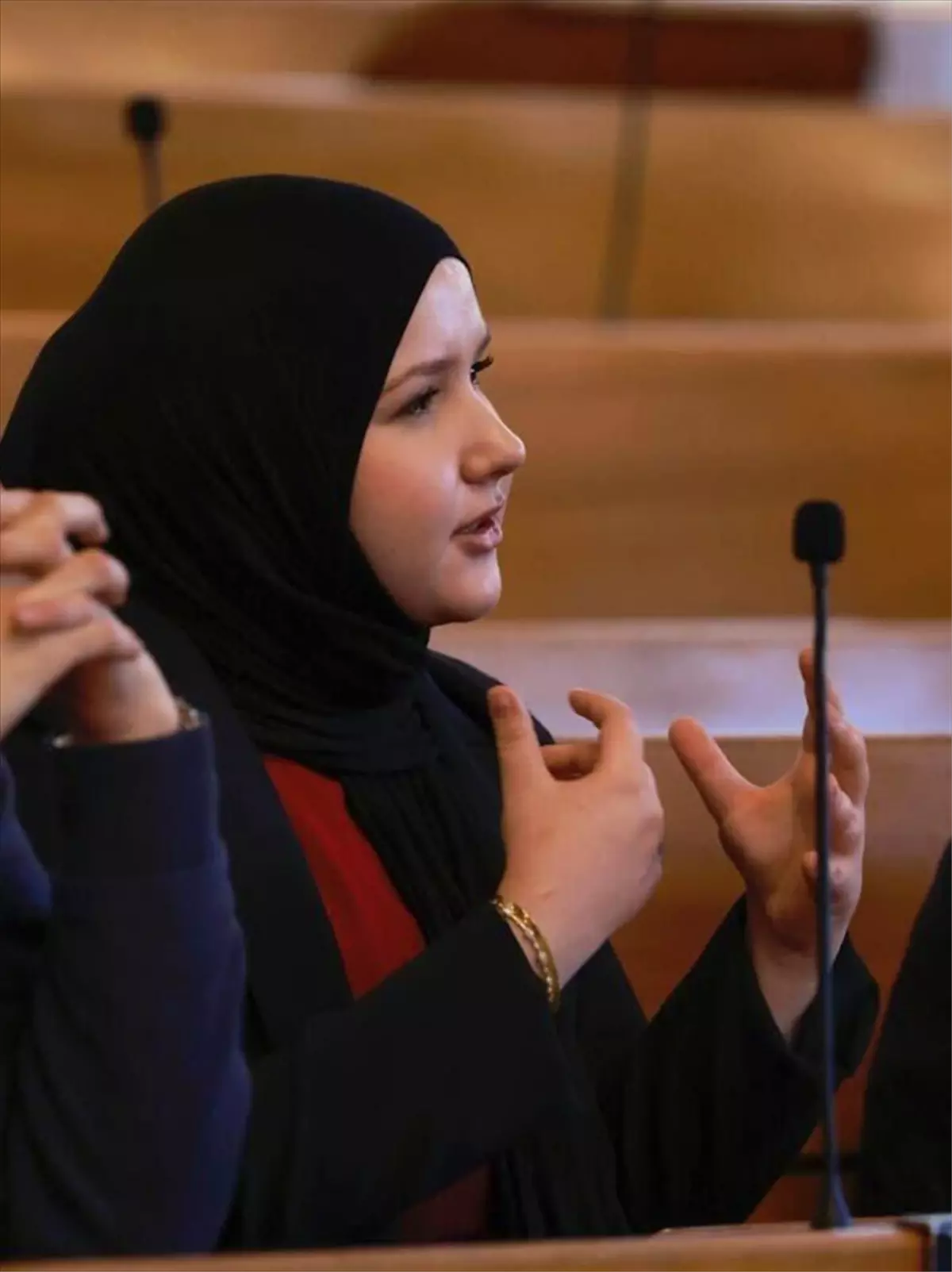 İsviçre\'de Başörtülü İlk Belediye Üyesi