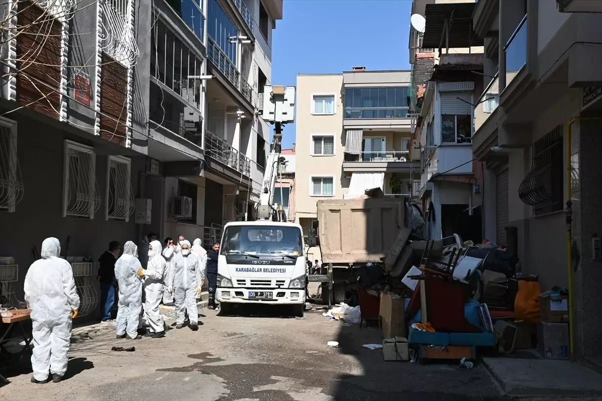 Karabağlar\'da Evden 12 Kamyon Çöp Çıktı