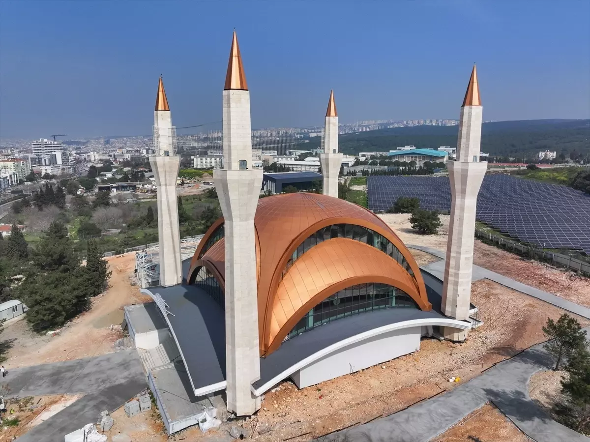 İzmir\'de Modern Camii ve Külliye Açılmaya Hazır
