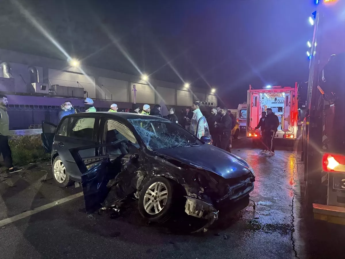 Kemalpaşa\'da Trafik Kazası: 4 Yaralı