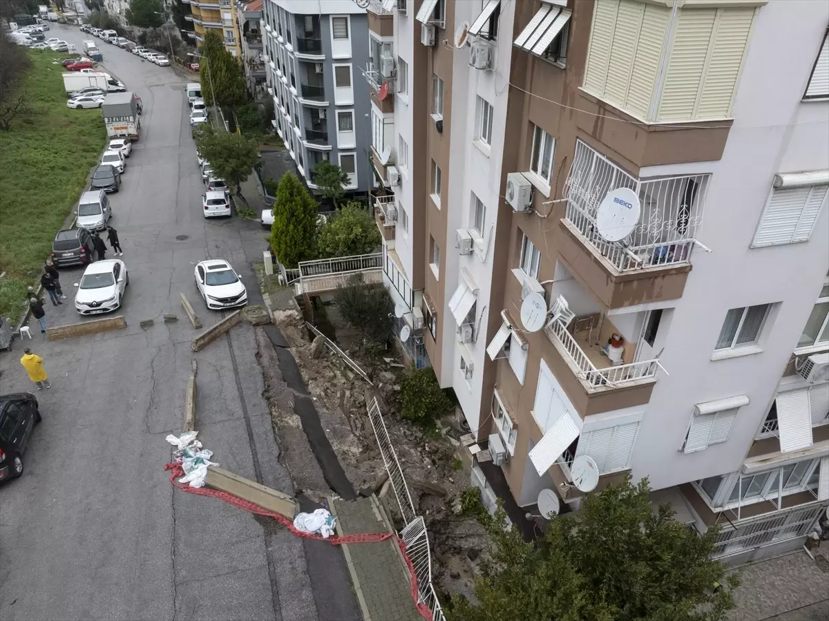 İzmir\'de Çöken Duvar Sakinlerini Endişelendiriyor