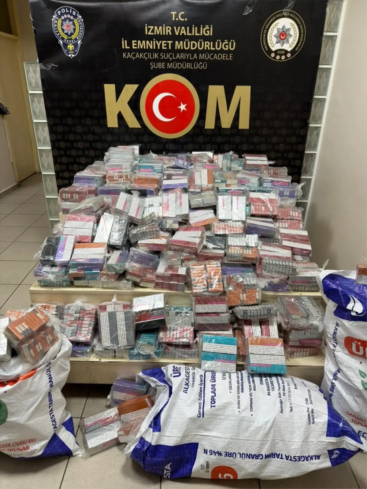 İzmir\'de 8.500 Paket Kaçak Sigara Ele Geçirildi