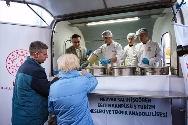İzmir’de Öğrencilerden İftar İkramı