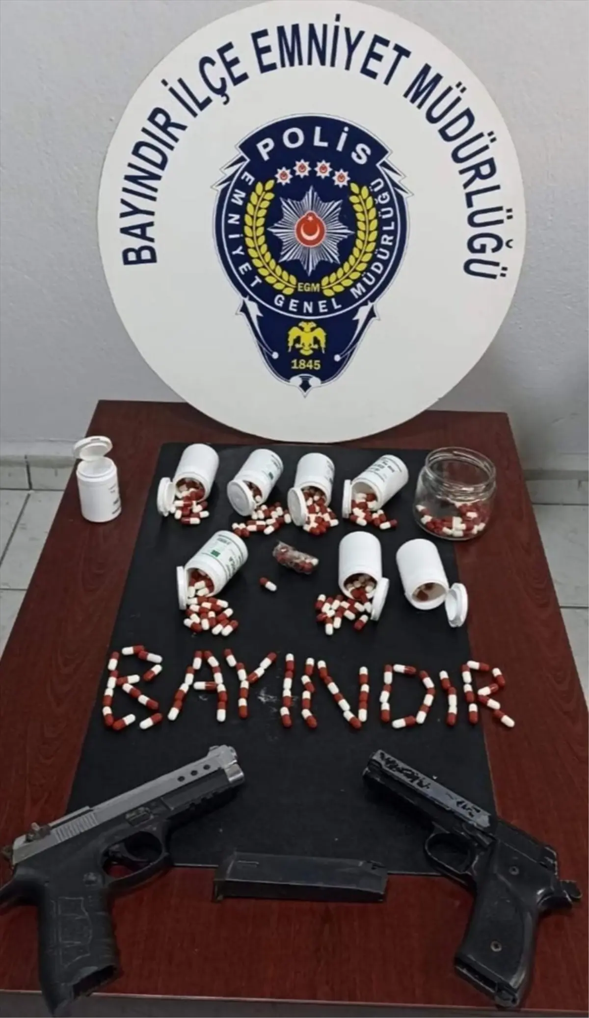 Bayındır\'da Uyuşturucu ve Silah Ele Geçirildi