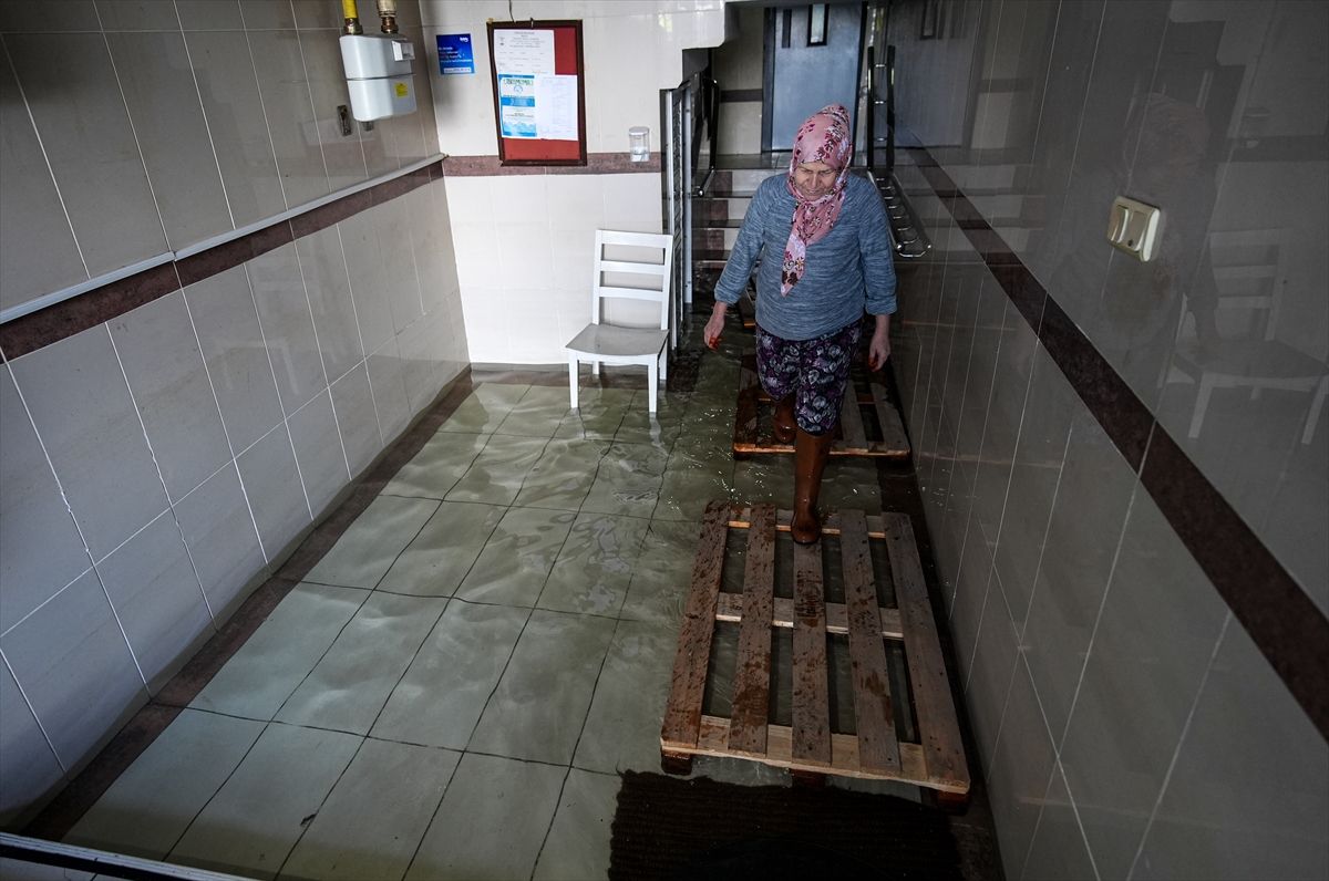 İzmir\'de Sağanak Yağış Hayatı Olumsuz Etkiledi