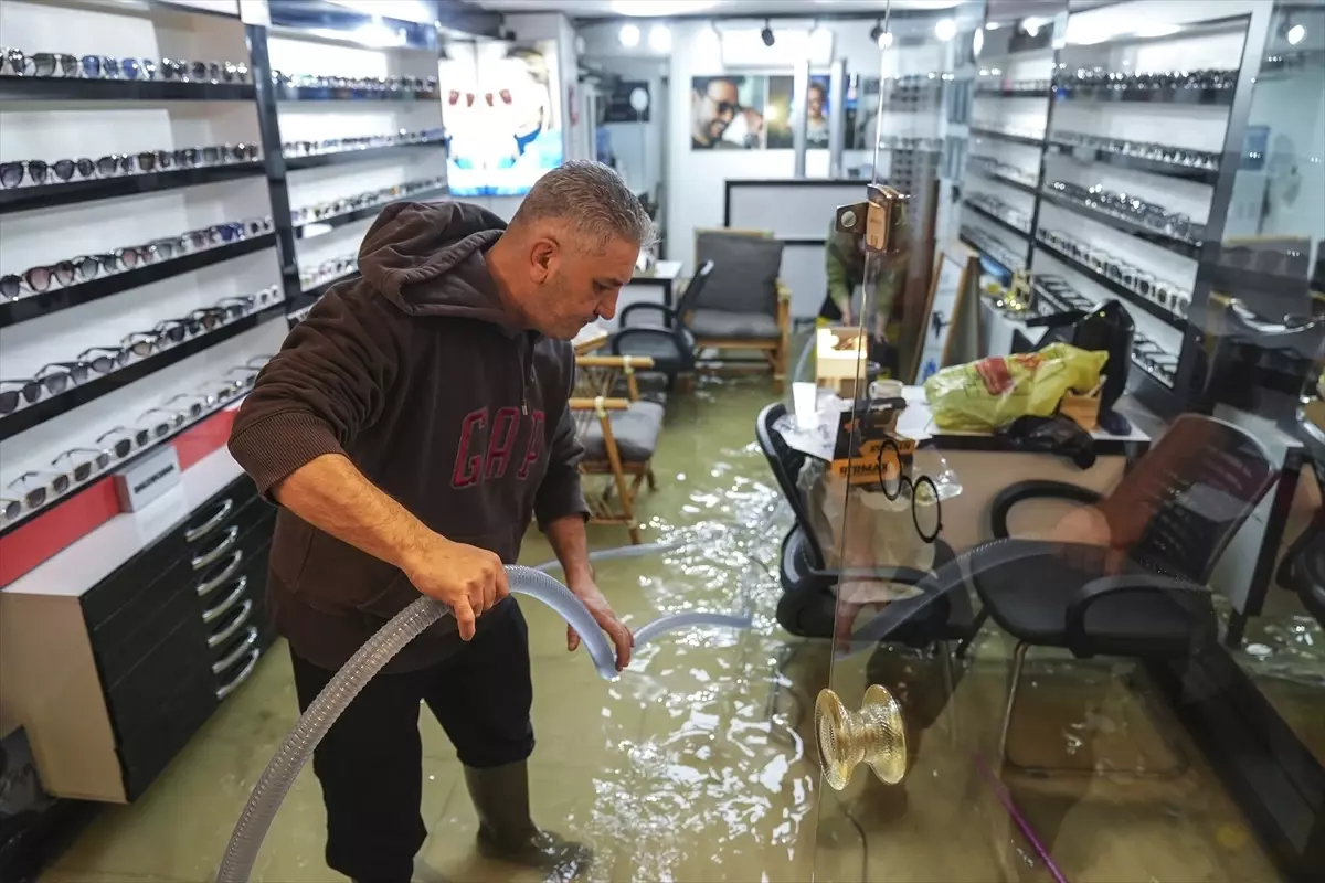 İzmir\'de Sağanak Yağış Su Baskınlarına Neden Oldu