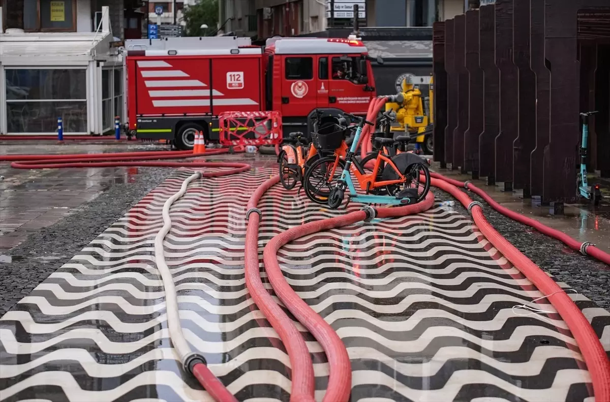 İzmir\'de su basan ev ve iş yerlerinde tahliye çalışmaları yapılıyor