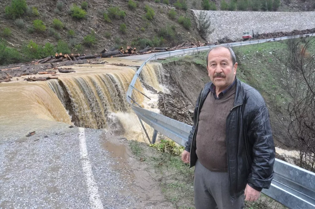 İzmir\'de Sağanak Yol Çökmesine Neden Oldu