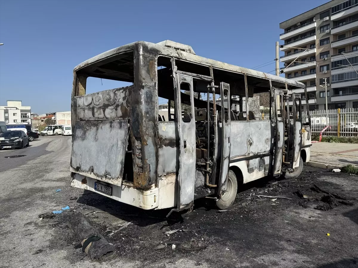 İzmir\'de Midibüste Yangın: 16 Yaşındaki Çocuk Hayatını Kaybetti