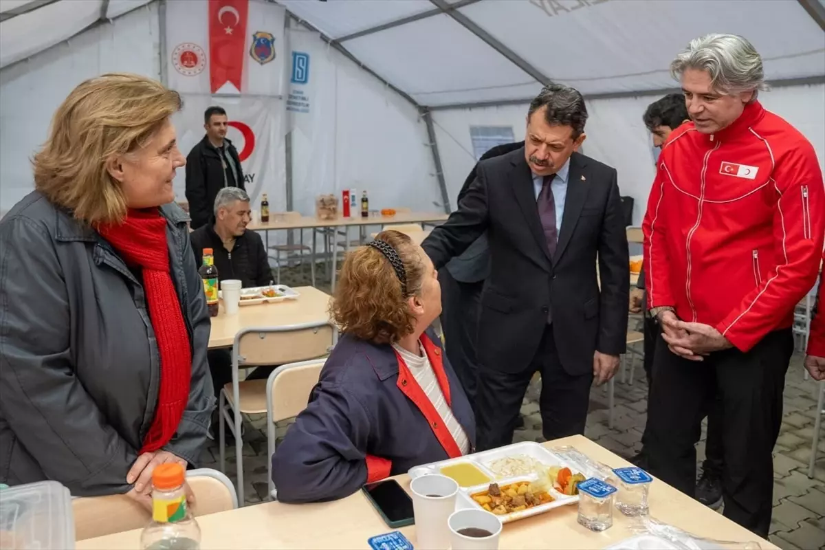 İzmir\'de İhtiyaç Sahiplerine İftar