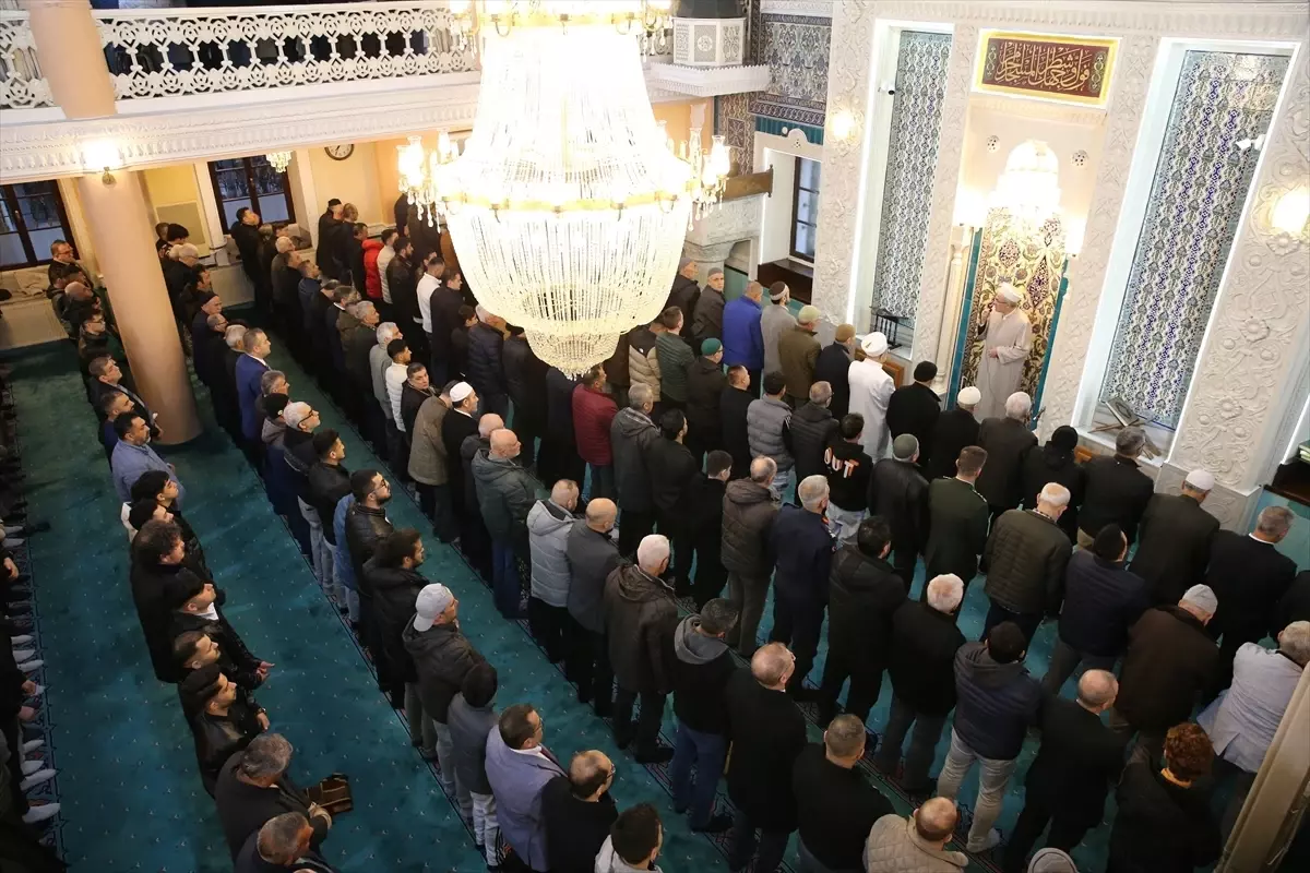 İzmir ve çevre illerde bayram namazı kılındı