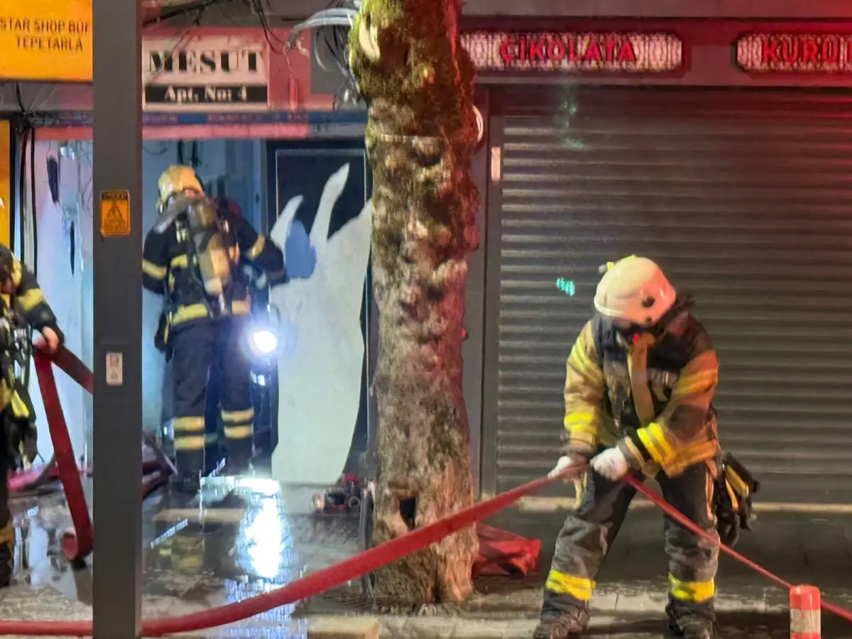 İzmit\'te 7 Katlı Binada Yangın