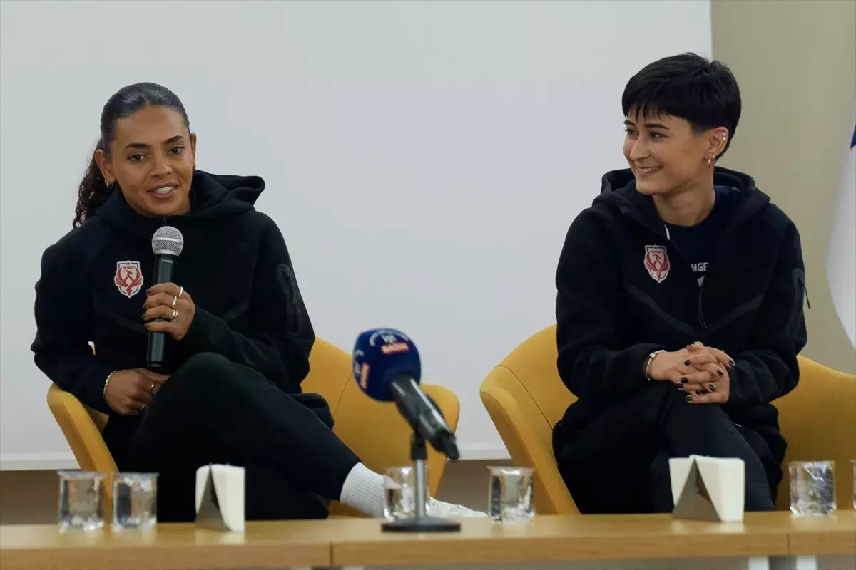 ABB FOMGET Kadın Futbol Takımı\'ndan 8 Mart Etkinliği