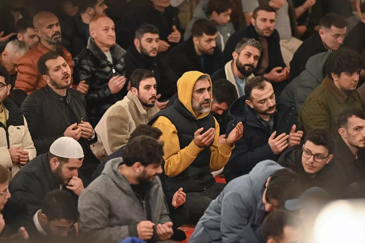 İstanbul\'da Kadir Gecesi Coşkusu