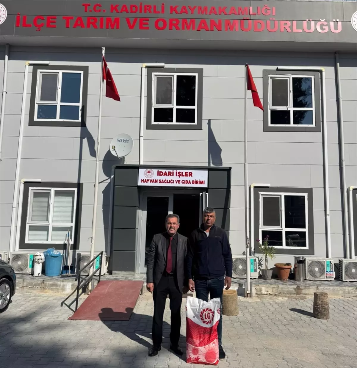 Kadirli\'de Çiftçilere Ayçiçeği Tohumu Desteği