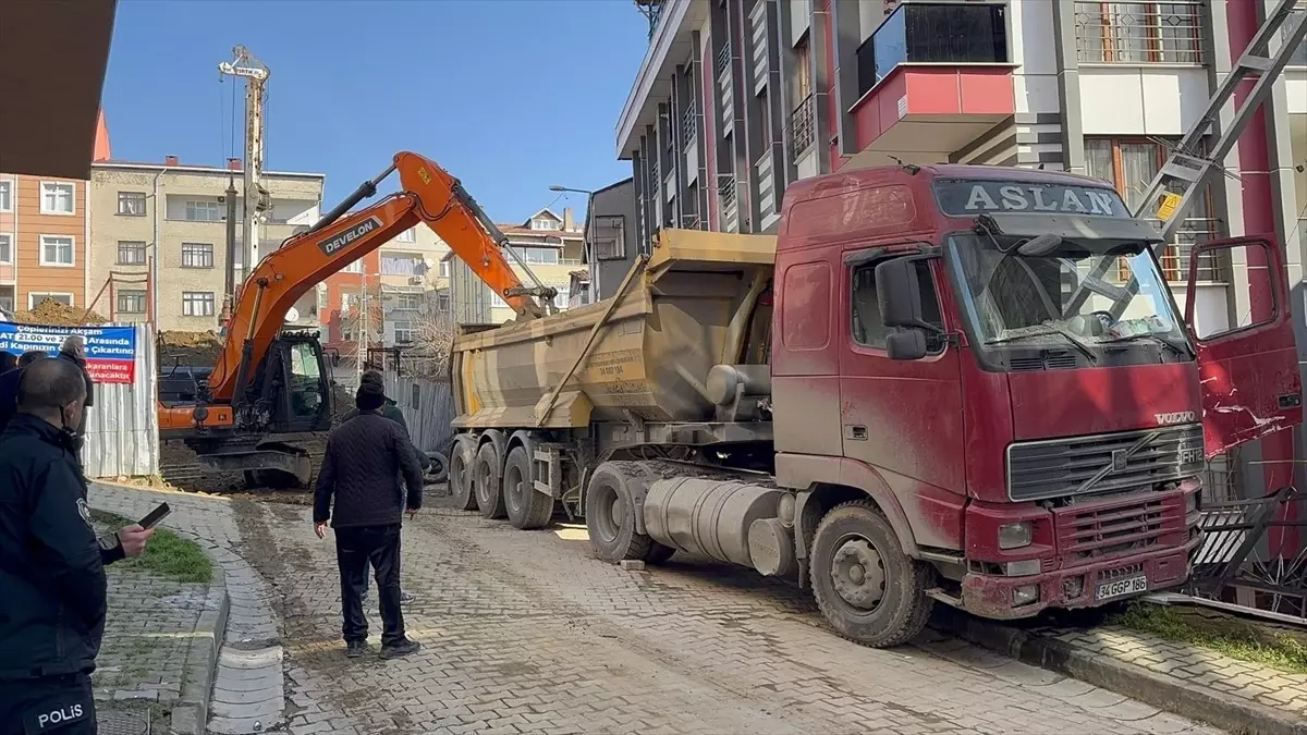 Kağıthane\'de aydınlatma direğine çarpan kamyonun sürücüsü yaşamını yitirdi
