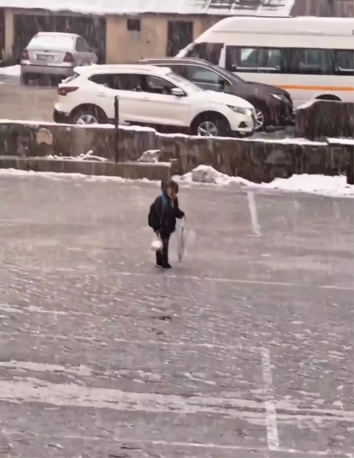 Kar altında İstiklal Marşı'nı okuyan çocuk yürekleri ısıttı