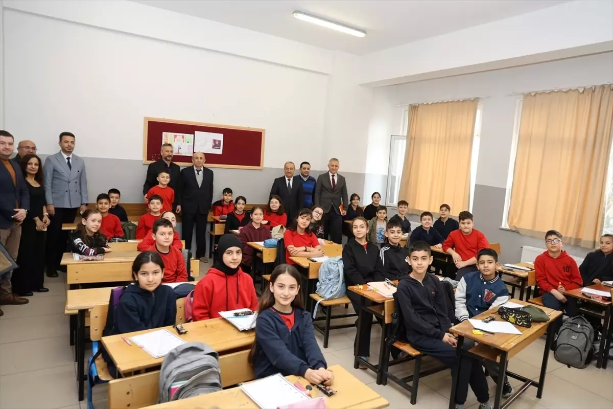 Karabük\'te sınıf başkanı seçilen öğrencinin vaadiyle Eskipazar Belediye Başkanı Cıva okula geldi