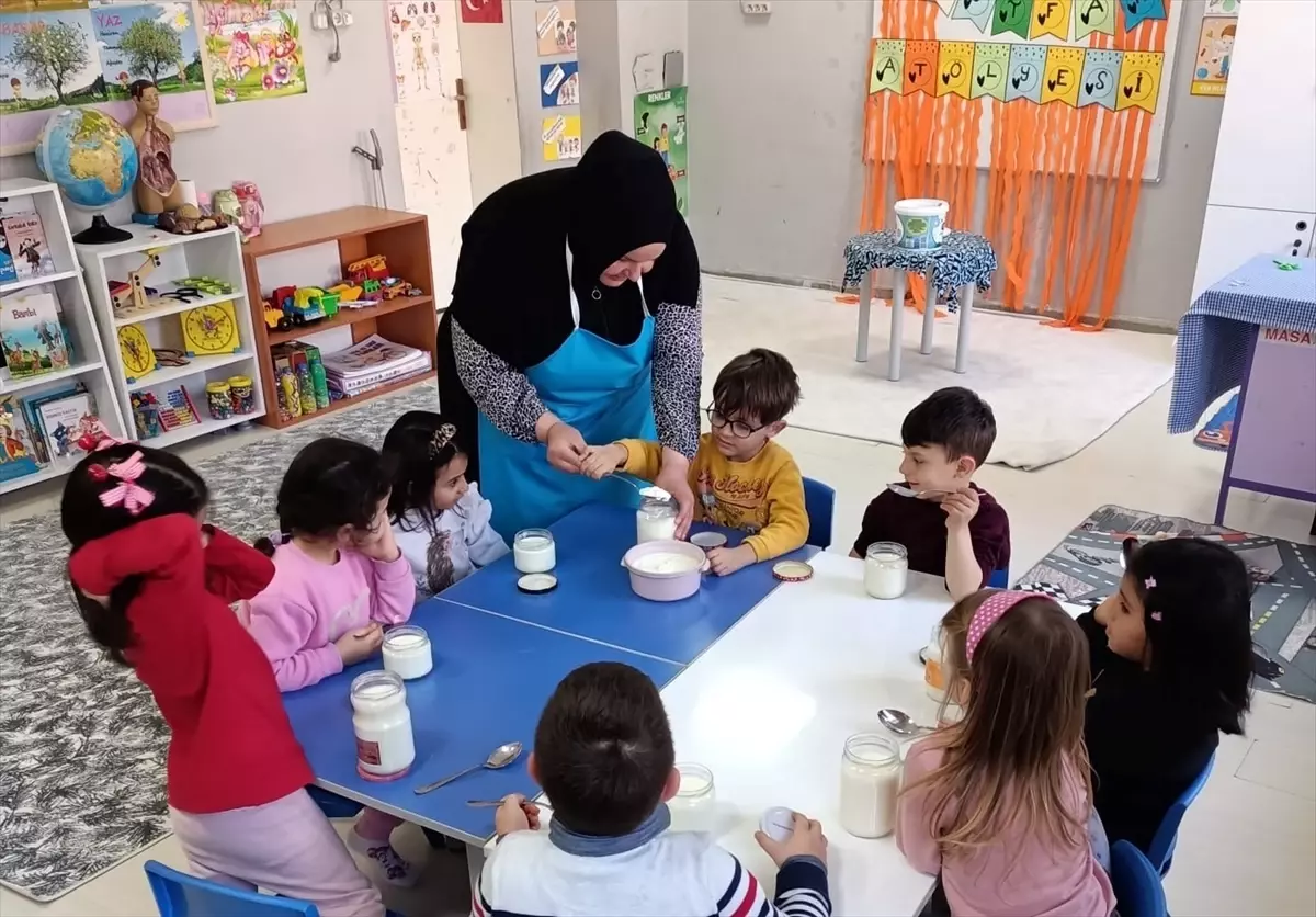 Kargı\'da anasınıfı öğrencileri iftar için yoğurt mayaladı