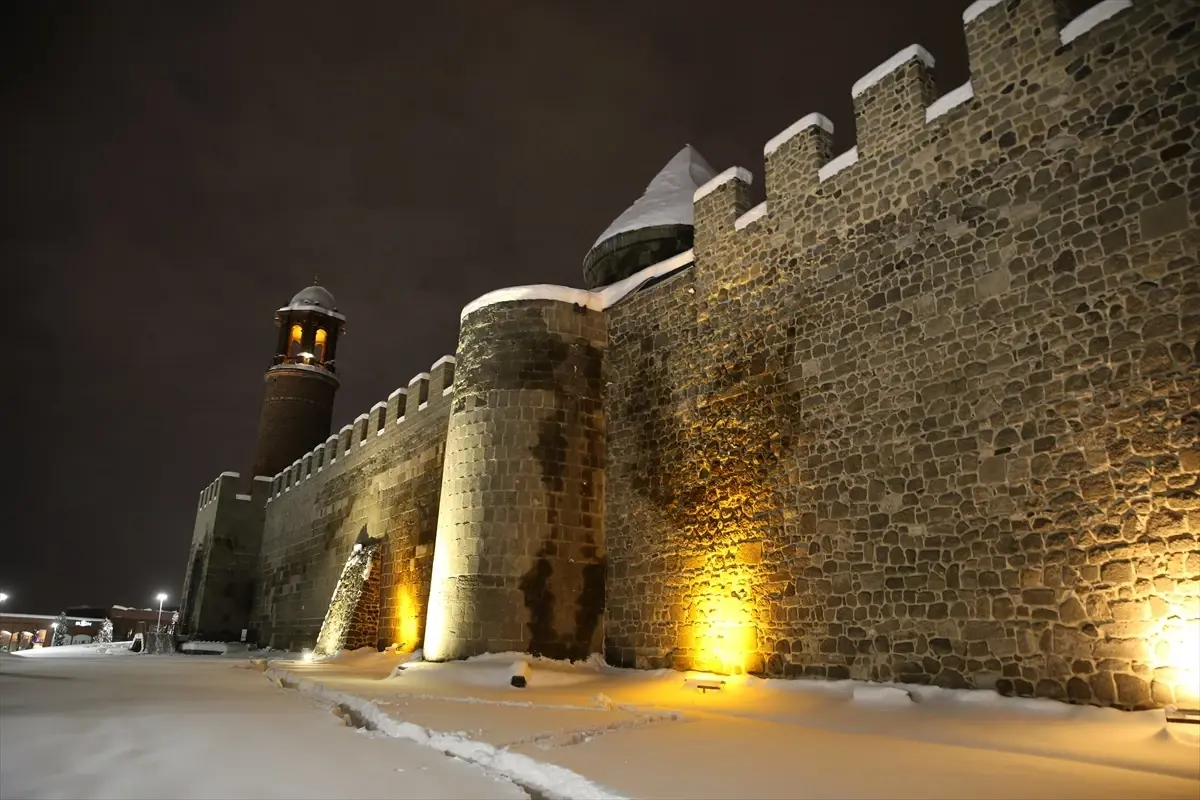 Erzurum\'da Tarihi Yapılar Karla Kaplandı