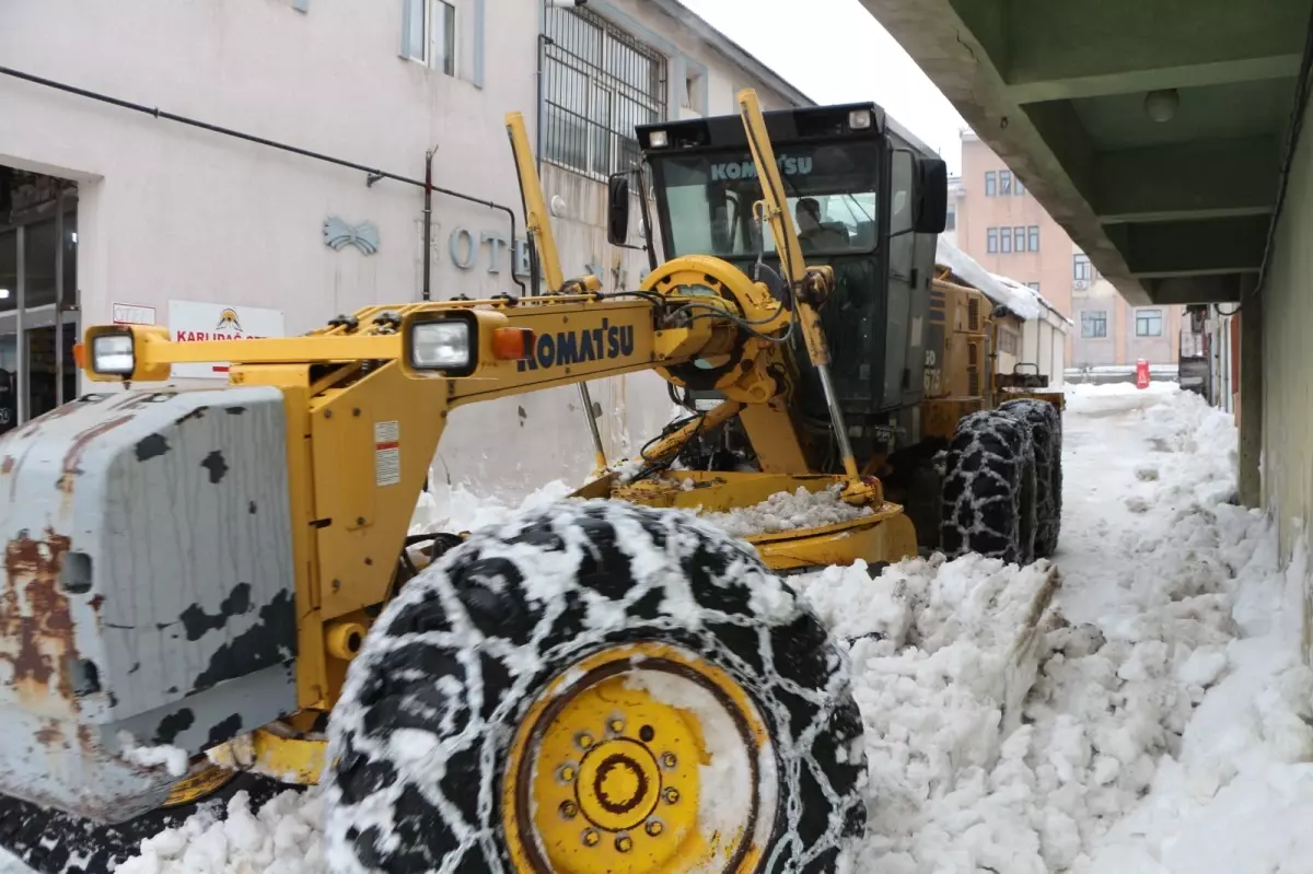 Karlıova\'da Kar Yağışı Eğitime Ara Verdi