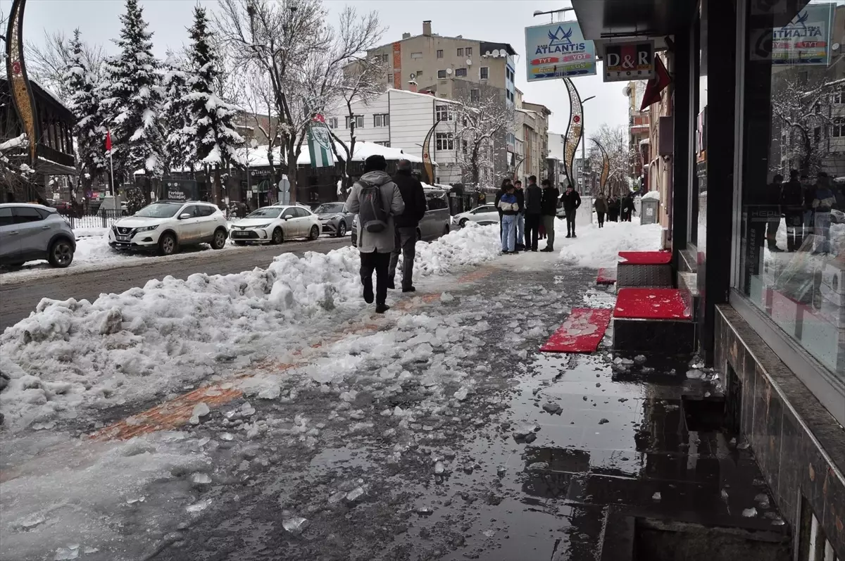 Kars\'ta Buz Sarkıtı Çocuk Yaraladı