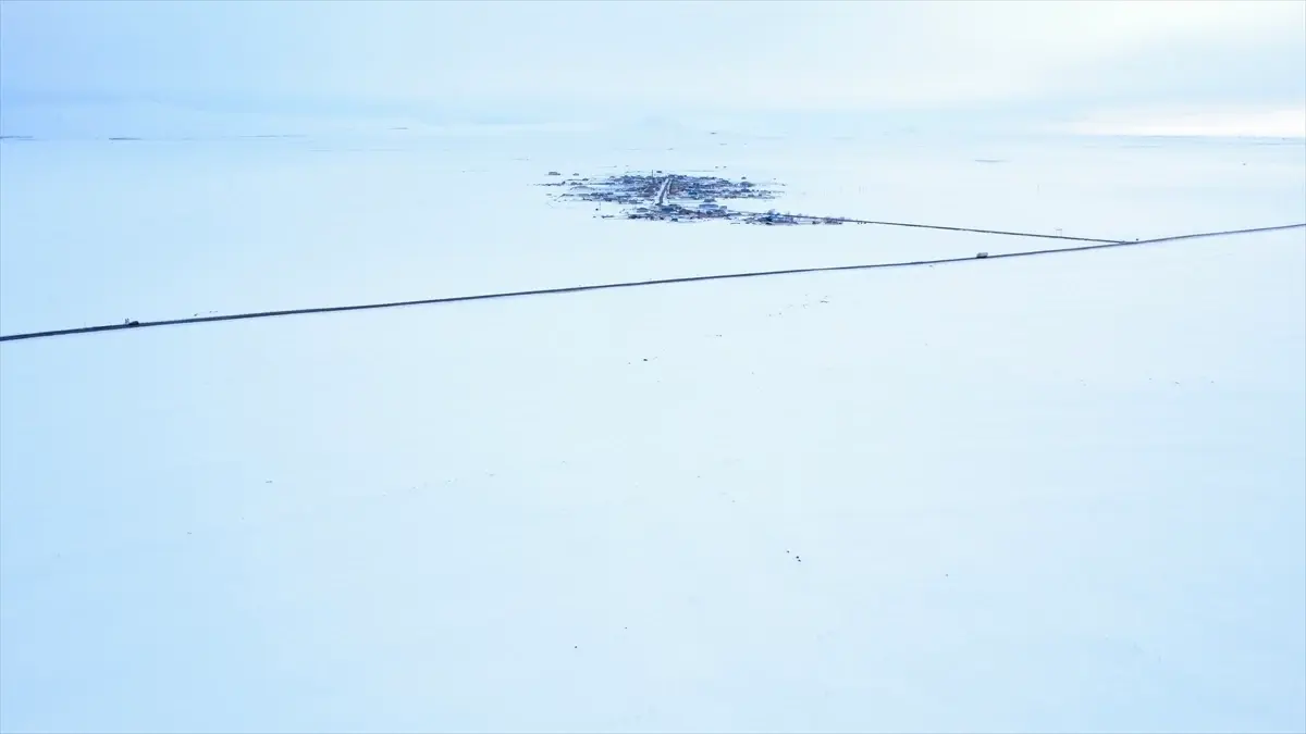 Kars\'ta Köyler Karla Beyaza Büründü