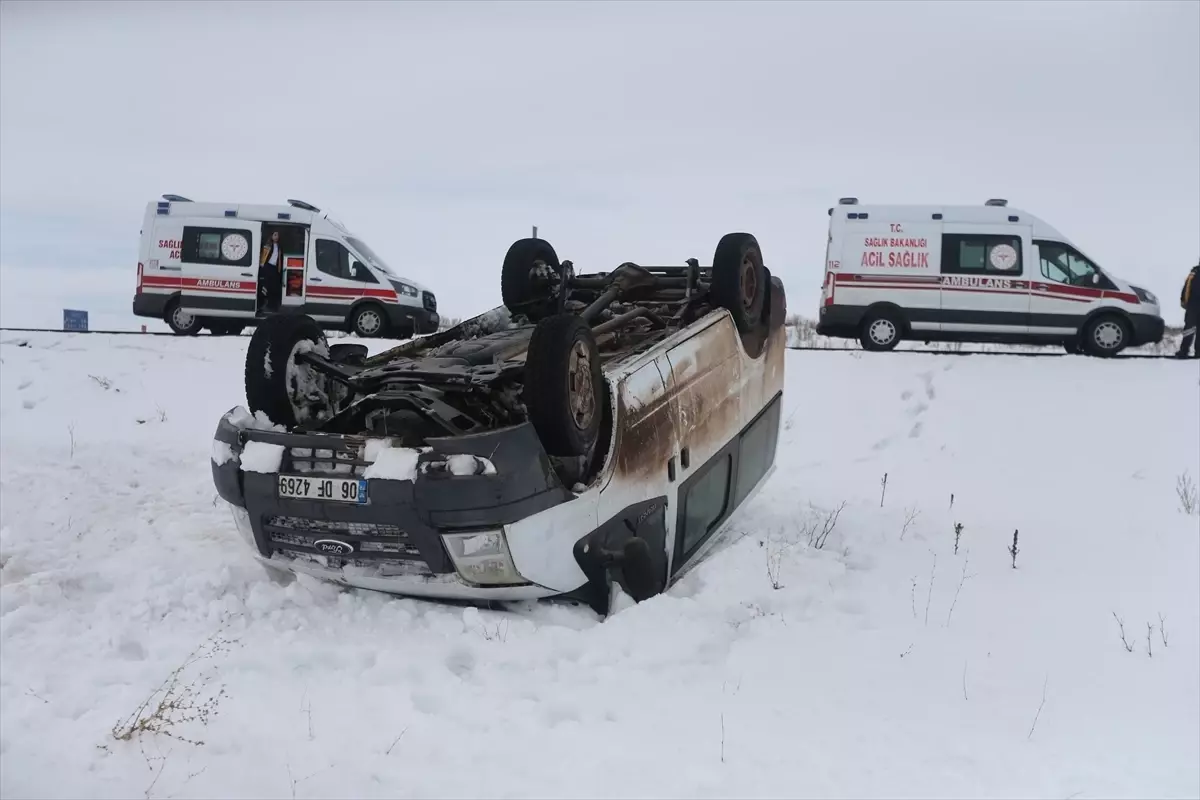 Kars\'ta Minibüs Kazası: 5 Yaralı