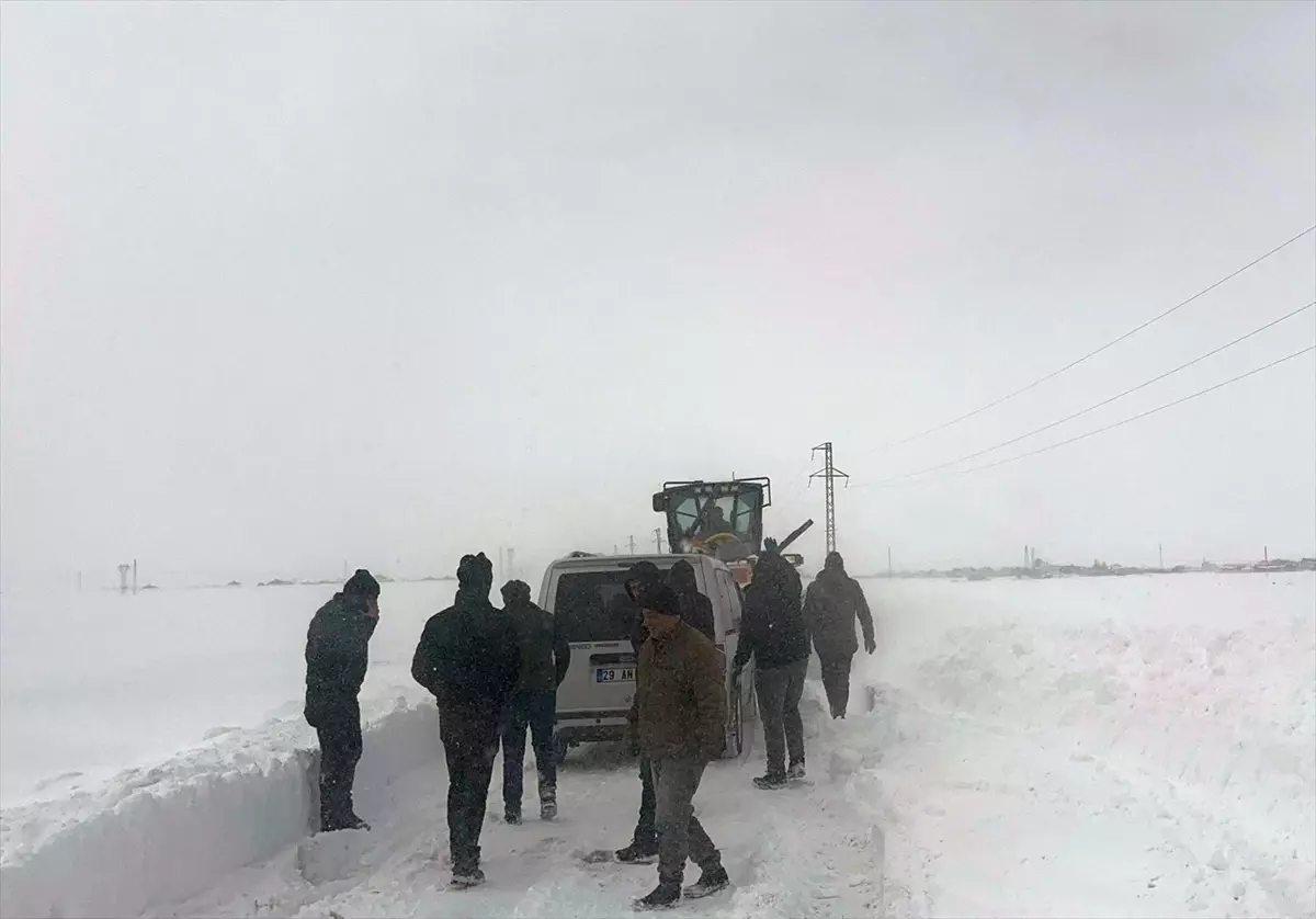 Kars\'ta Olumsuz Hava Koşulları 12 Aracı Mahsur Bıraktı