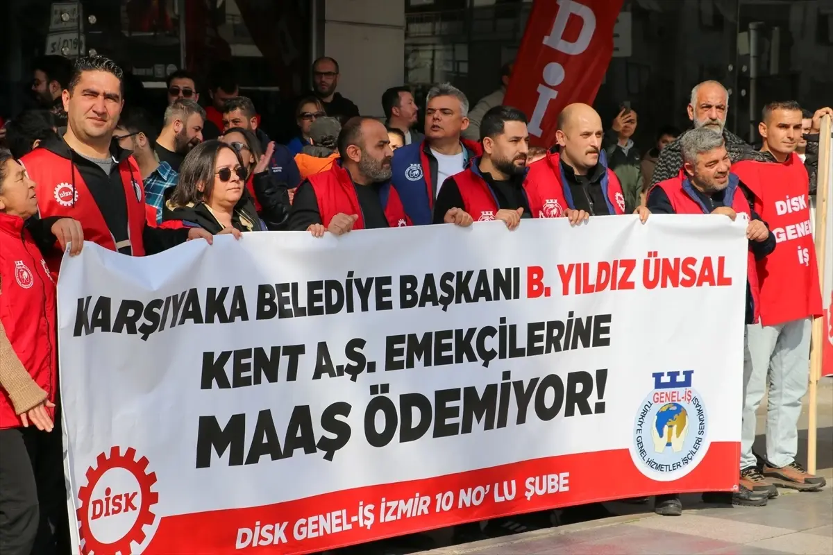 Karşıyaka\'da İşçiler Maaş Eylemi Yaptı