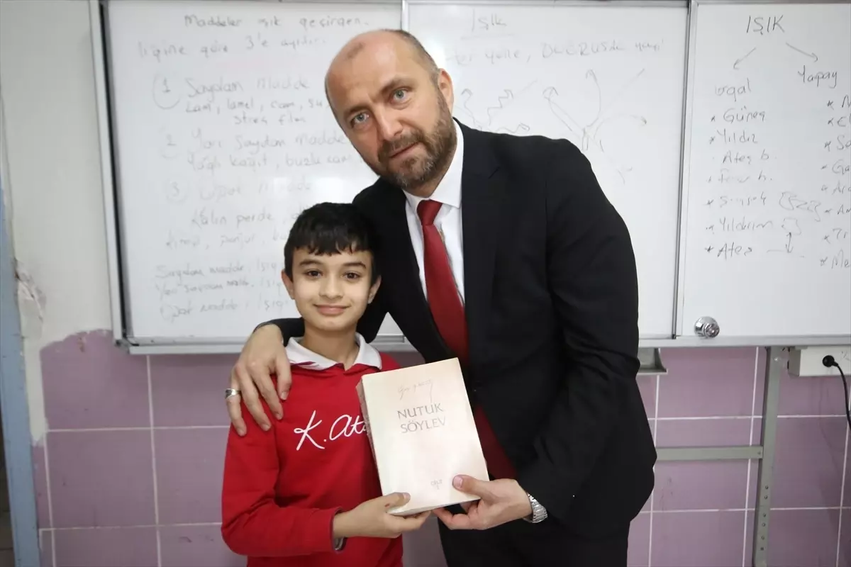 Kaş\'ta öğrencinin Türk bayrağı hassasiyeti ödüllendirildi