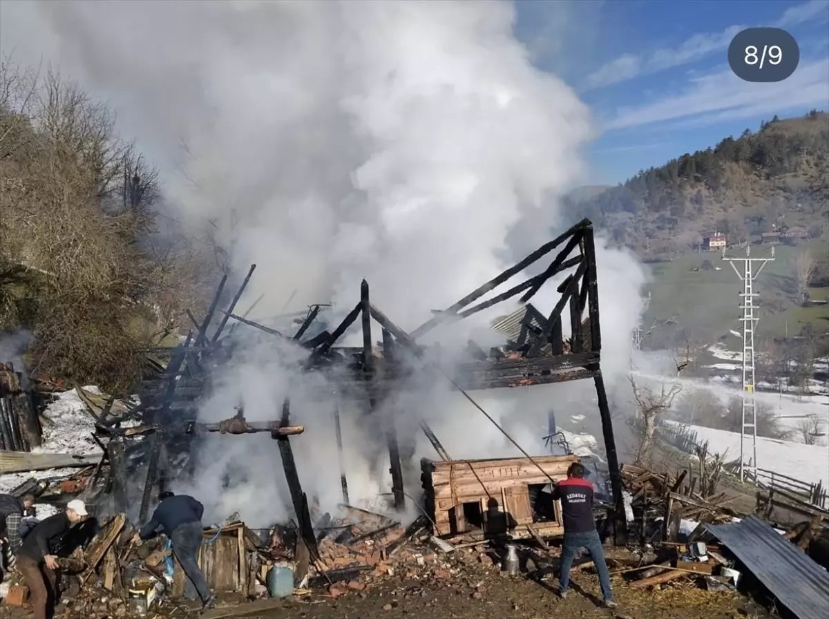 Kastamonu\'da Yangın: Ahşap Ev Kullanılamaz Hale Geldi