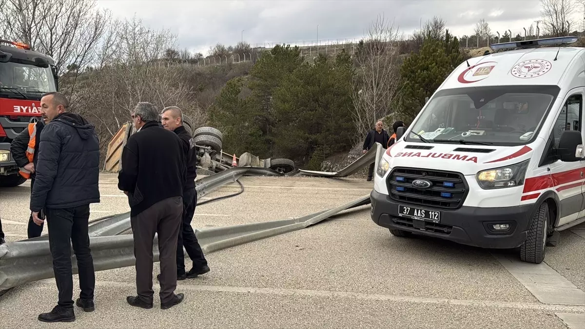 Kastamonu\'da Kamyon Devrildi: Sürücü Yaralandı