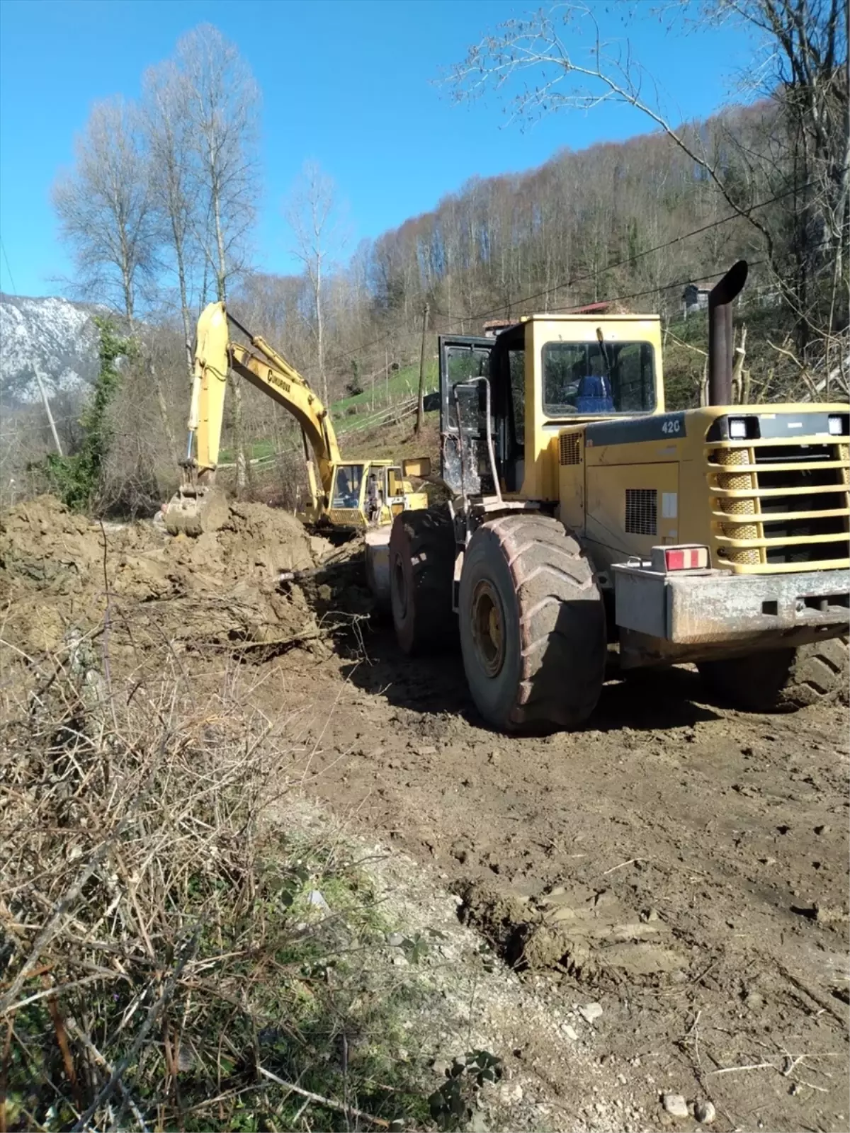 Cide\'de Heyelan Kapanan Yol Açıldı