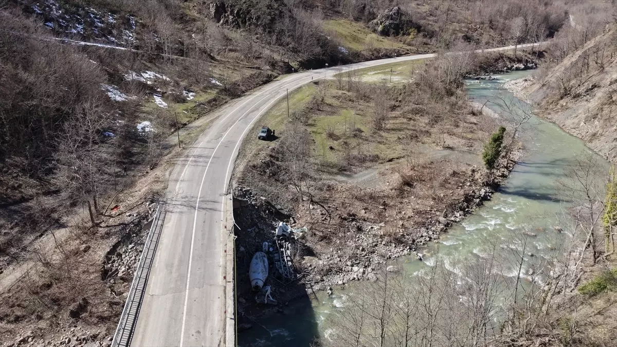 Köprüden Düşen Beton Mikseri Sürücüsünü Yaraladı