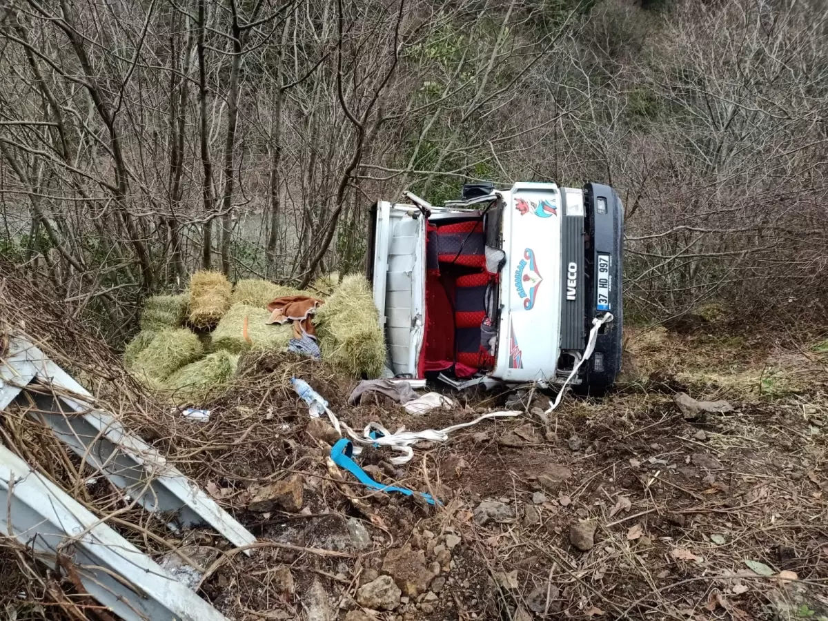 Kastamonu\'da Kamyon Devrildi, 2 Yaralı