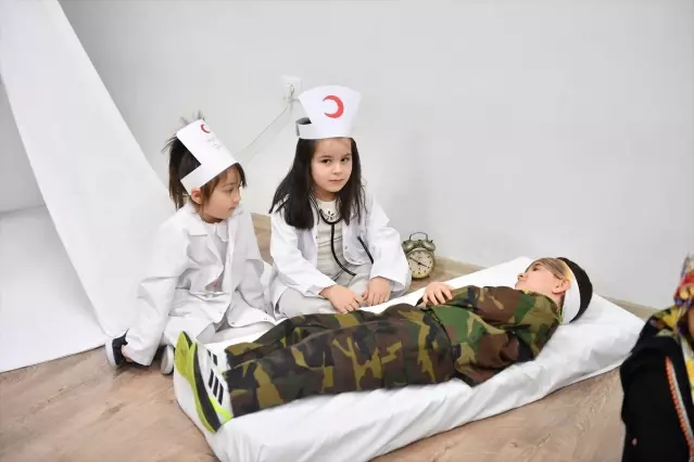 Kayseri’de Çanakkale Şehitlerini Anma Programı’nda öğrenciler ulu çınarlarla buluştu