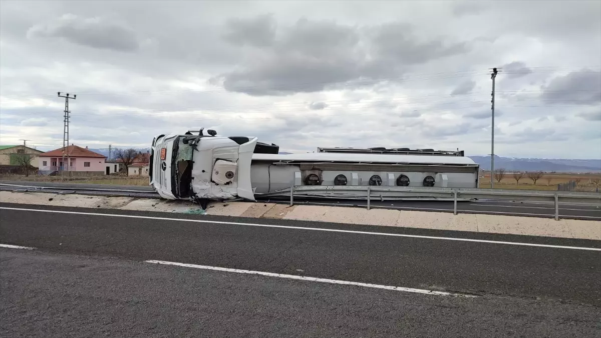 Kayseri\'de Tanker Devrildi: Sürücü Yaralandı