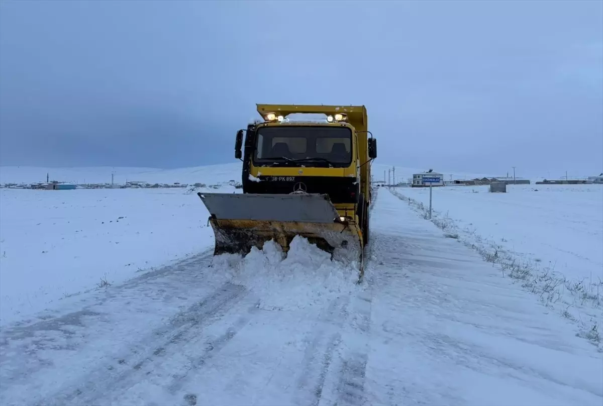 Kayseri\'de Kar Yolları Açıldı