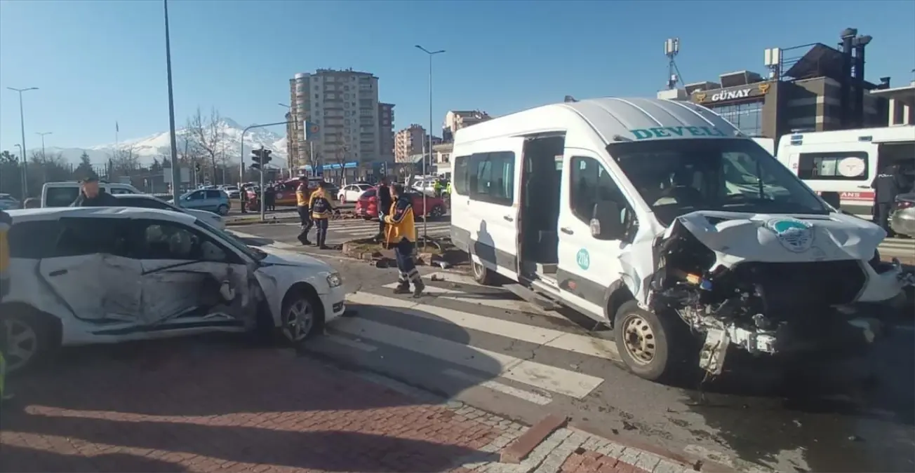 Kayseri\'de Minibüs ve Otomobil Çarpıştı: 14 Yaralı