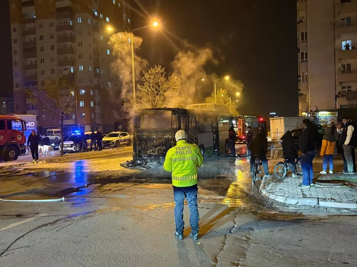 Kayseri\'de Otobüs Yandı