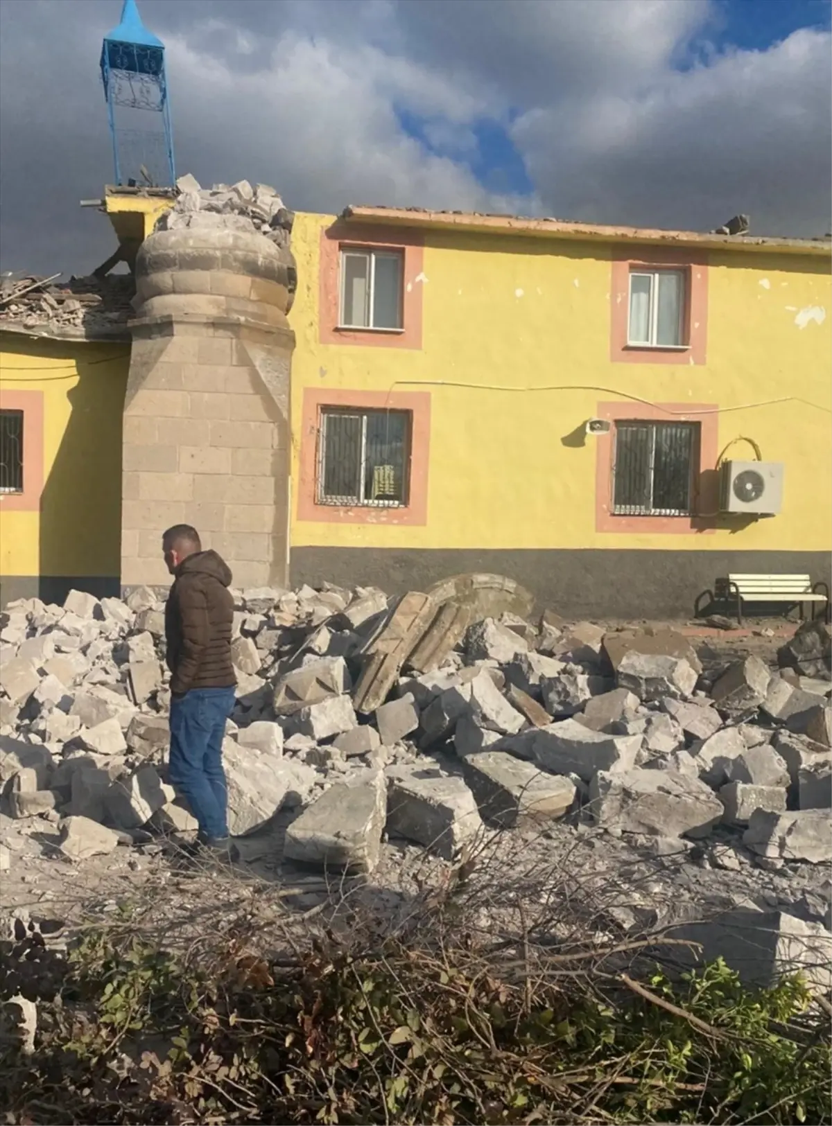 Kayseri\'de Hasar Gören Minare Kontrollü Yıkıldı