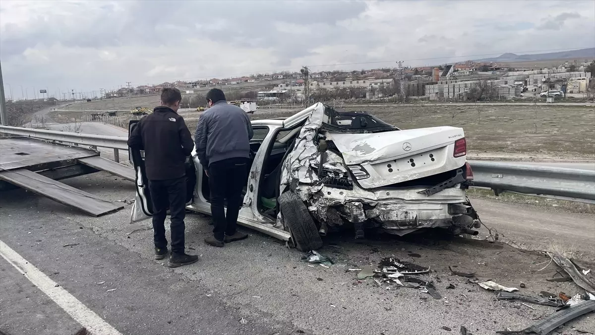 Kayseri\'de Tır Otomobile Çarptı: 1 Yaralı