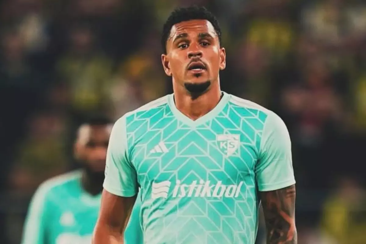 Kayserispor\'da Onugkha ile ipler koptu! Kadro dışı kaldı, sosyal medya hesaplarını takipten çıktı