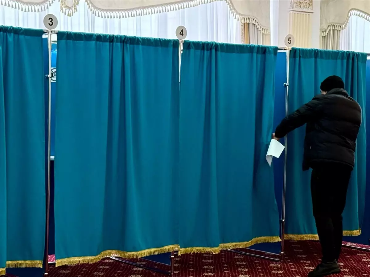 Kazakistan\'da Anayasa Referandumu Başladı