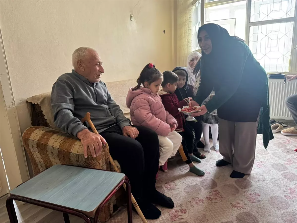 Öğrenciler Yaşlıları Ziyaret Etti