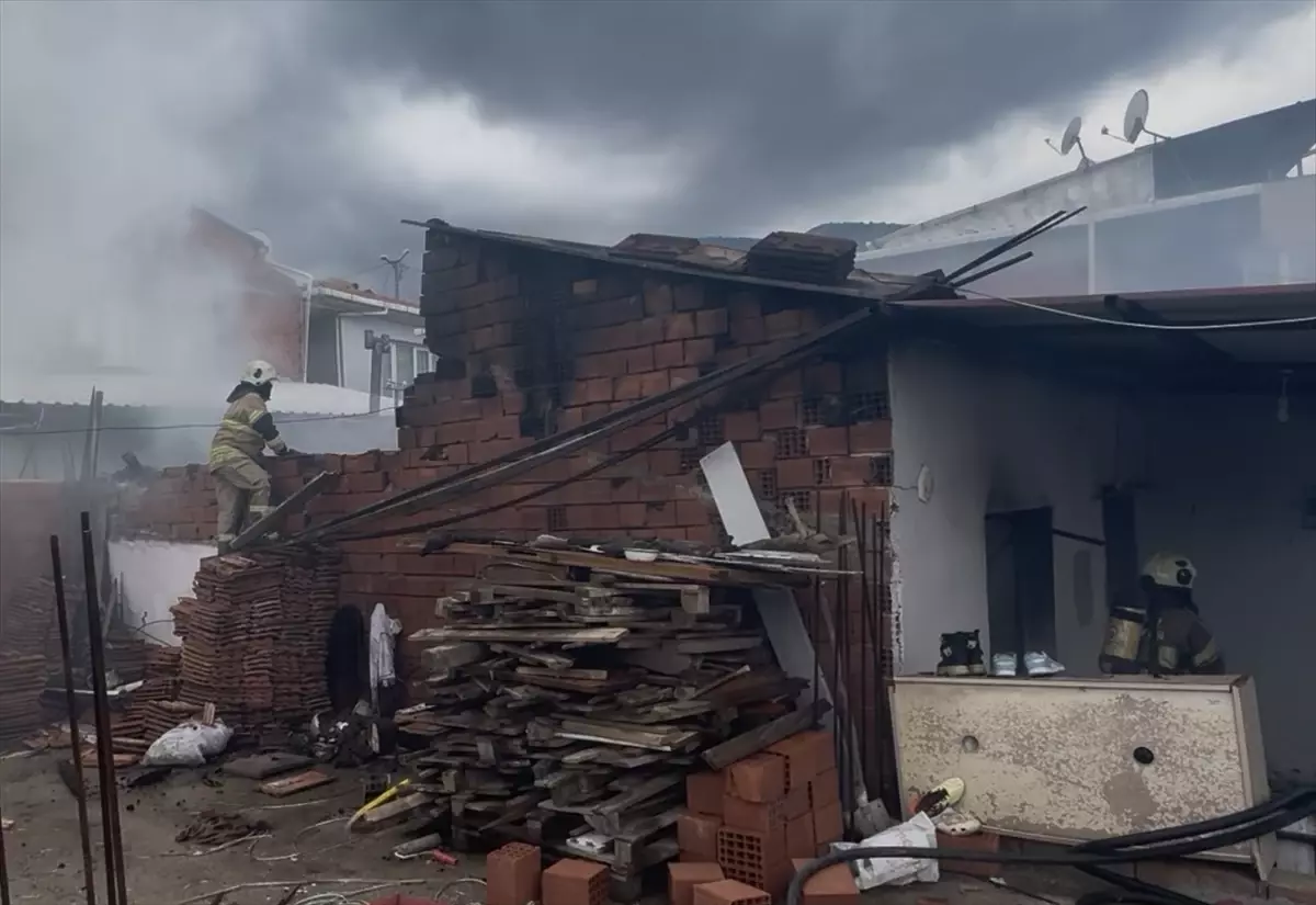 Kemalpaşa\'da Evde Yangın